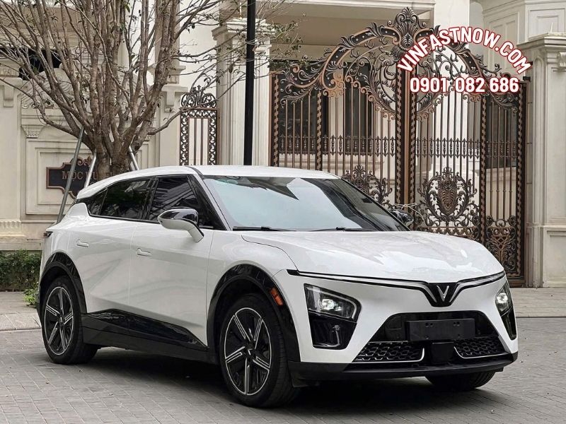xe ô tô điện Vinfast VF7 màu trắng