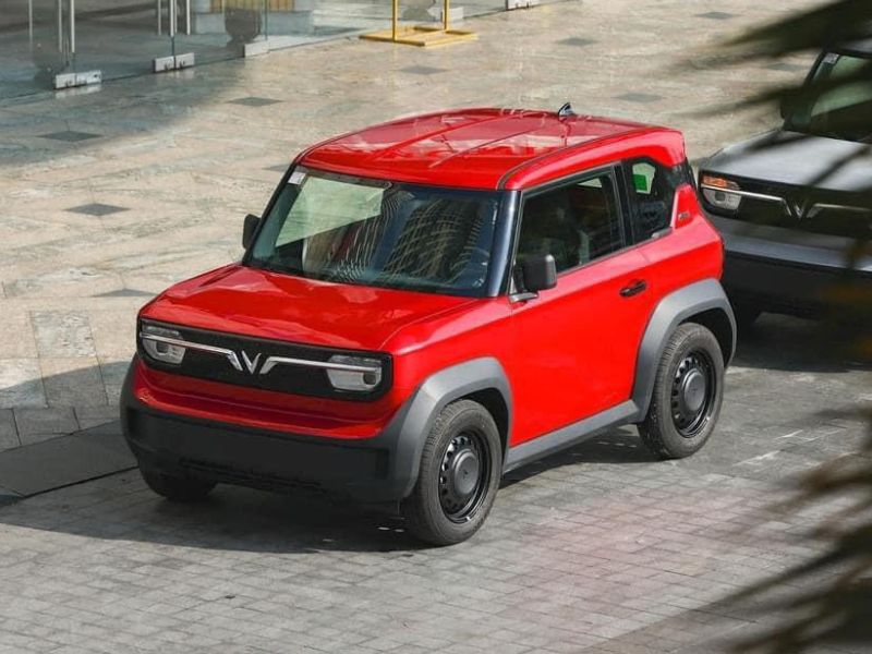 chiếc xe VF3 màu đỏ nổi bật trên đường phố
